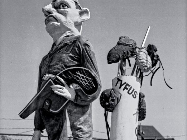 Pochód pierwszomajowy w Warszawie, 1953 r. Kukła imperialisty amerykańskiego atakującego kraje socjalistyczne tyfusem i stonką.