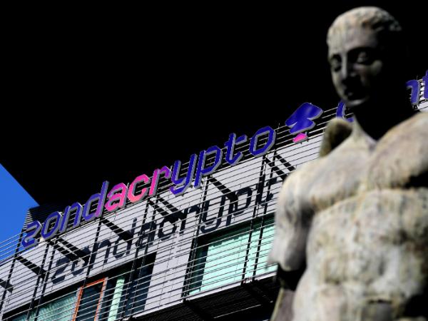 Logo Zondacrypto na Centrum Olimpijskim w Warszawie