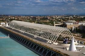 Miasto Sztuki i Nauki – L’Umbracle. Stąd Miasto Sztuki i Nauki widać najlepiej. L’Umbracle jest szeroką na 320 m i długą na 60 m zieloną promenadą. Ma 17,5 tys. m kw. powierzchni i jest scenerią dla rozmaitych wystaw. Poustawiane tutaj rzeźby są dziełami międzynarodowej sławy artystów. Elementem promenady jest także parking dla 900 samochodów osobowych i 20 autobusów. Ozdobiony osobliwie, jak tylko Hiszpanie potrafią – ogrodem z bujnych drzew różnego gatunku.