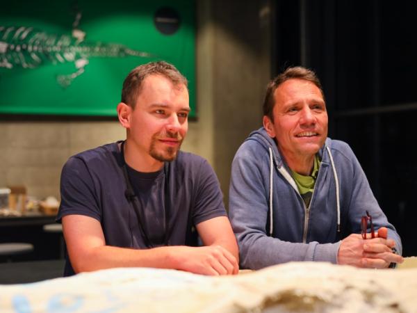 Dr Wojciech Pawlak i dr hab. Tomasz Sulej w Pracowni paleontologicznej