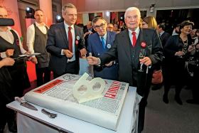 Redaktor naczelny Jerzy Baczyński i nestorzy POLITYKI: Marian Turski i prof. Jerzy Kleer