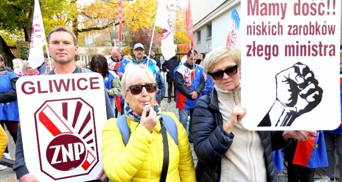 Protest przeciwko władzy Przemysława Czarnka przed siedzibą resortu edukacji