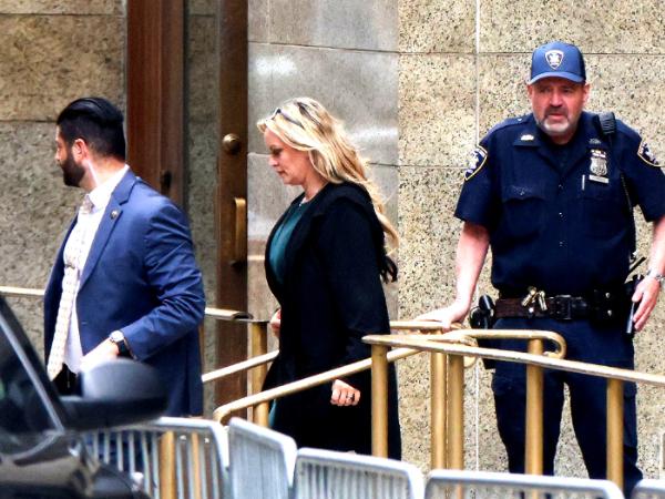 Stormy Daniels opuszcza sąd na Manhattanie po zeznaniach ws. Trumpa, 9 maja 2024 r.