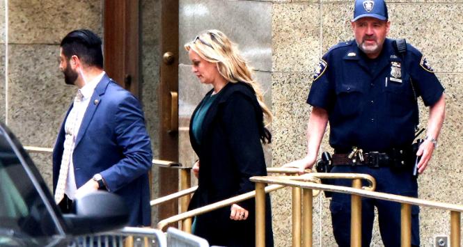 Stormy Daniels opuszcza sąd na Manhattanie po zeznaniach ws. Donalda Trumpa, 9 maja 2024 r.