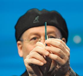 Szef działu interfejsów naturalnych w Intelu prezentuje rozmiary urządzenia pozwalającego na zarządzanie komputerem poprzez gest ręki.