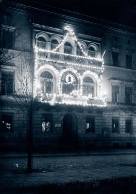 Gmach Komendy Placu w Poznaniu iluminowanyn z okazji imienin Józefa Piłsudskiego, marzec 1930 r. Na imieniny obchodzone rok później na Maderze otrzymał ponad 5 mln kartek z życzeniami.