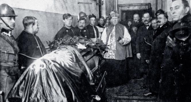 Pogrzeb Gabriela Narutowicza; złożenie trumny do krypty w katedrze św. Jana, 22 grudnia 1922 r.