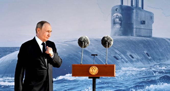 Prezydent Rosji Władimir Putin bierze udział w ceremonii podniesienia flagi nad jednym z nowych okrętów podwodnych o napędzie atomowym w Siewierodwińsku, 24 lipca 2025 r.