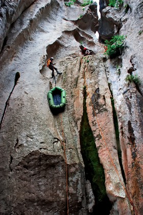 Dla amatorów tzw. suchego canyoningu – na rozgrzewkę sardyński kanion Codula Fuili