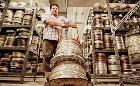 Magazyn kronik przy Chełmskiej w Warszawie.