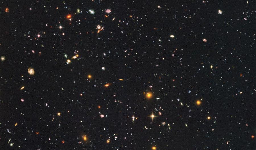W ultragłębokim polu Hubble’a widać galaktyki odległe nawet o 13 mld lat świetlnych. Obiekty znajdujące sią znacznie dalej są dla nas nieosiągalne, ponieważ wraz z ekspandujacą przestrzenią uciekają od nas z predkoscią wiekszą niz prędkość światła. Tak zwany horyzont kosmologiczny ma wielkie znaczenie dla modelu wieloświata.