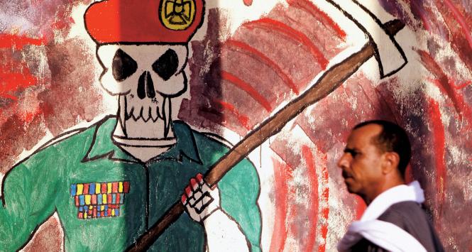 Antywojskowy mural w Kairze.