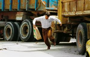 Bośniak na ulicy Sarajewa, w miejscu, gdzie wielu cywilów zostało trafionych przez snajpera, 1992 r.