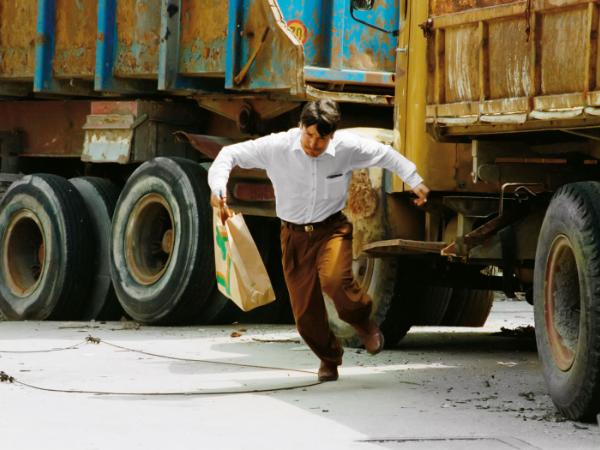 Bośniak na ulicy Sarajewa, w miejscu, gdzie wielu cywilów zostało trafionych przez snajpera, 1992 r.