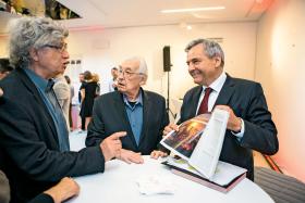 Feliks Falk, juror Nagrody, Andrzej Wajda i Jerzy Baczyński, redaktor naczelny POLITYKI, dyskutują nad numerem pisma.