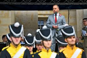 Wojewoda dolnośląski Paweł Hreniak podczas pikniku militarno- historycznego „Biało-Czerwona Niepodległa”, Dzień Flagi we Wrocławiu.