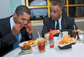 Do restauracji co i rusz zaglądają ważni goście. Na fot. Barack Obama z pastorem Alem Sharptonem.