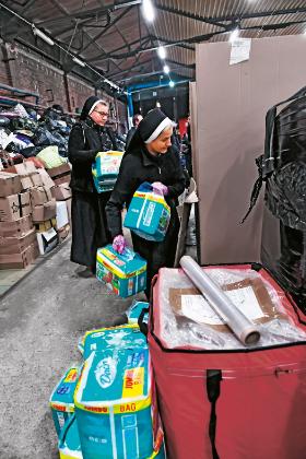 Przygotowanie transportu z pomocą dla Ukraińców od Caritasu Archidiecezji Wrocławskiej.