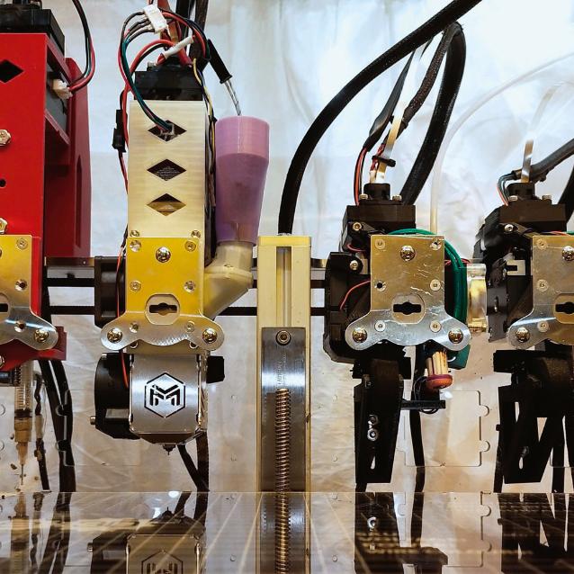 W drukarce opracowanej w MIT osobne głowice tworzą elementy z różnych materiałów. W ten sposób można wydrukować nawet silnik elektryczny.