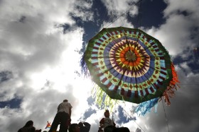 Gwatemalczycy wierzą, że w ten sposób pomogą duszom zmarłych dotrzeć do nieba.