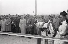 Bolesław Bierut i towarzysze z rządu w czasie święcenia nowo otwartego mostu Poniatowskiego, 22 lipca 1946 r.
