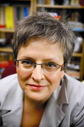 Dr Katarzyna Kłosińska jest językoznawczynią, autorką wielu prac z dziedziny kultury języka polskiego i języka polityki.