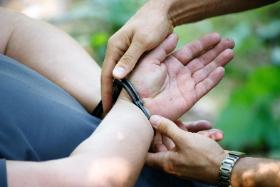 Nie wszystkich pokrzywdzonych śledczym udało się odnaleźć. Kilku z tych, do których dotarły organy, nie wyglądało na zadowolonych. O krzywdach mówili niechętnie, o konwersacjach na czacie mętnie.