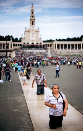 Pielgrzymi w sanktuarium w Fatimie