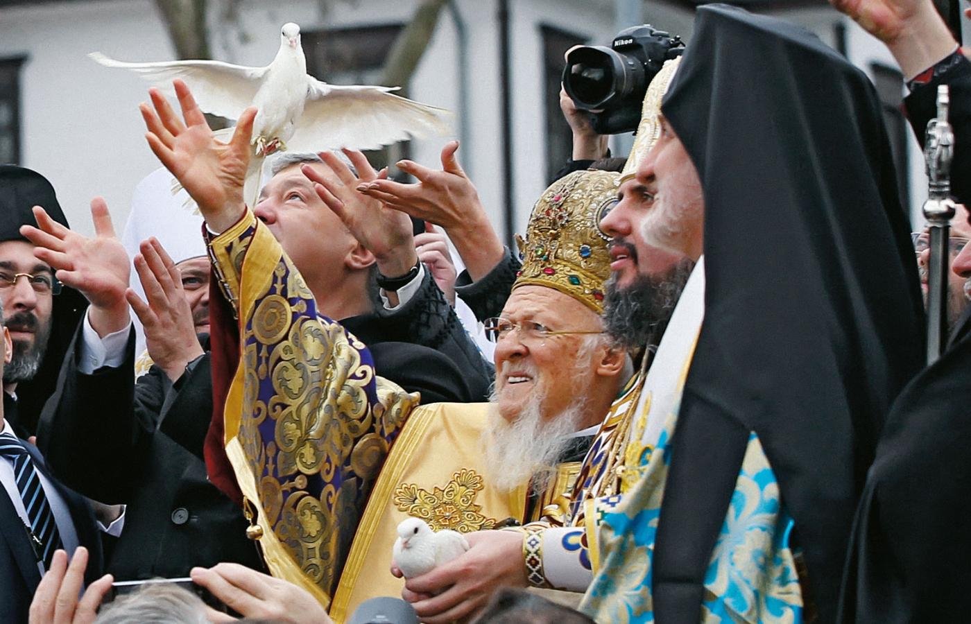 Patriarcha Konstantynopola Bartłomiej (w centrum) z prezydentem Ukrainy Petrem Poroszenką i Epifaniuszem, zwierzchnikiem niezależnego ukraińskiego Kościoła prawosławnego, wypuszczają gołębie podczas symbolicznej ceremonii w Stambule uświęcającej niezależność Cerkwi ukraińskiej od Moskwy, 6 stycznia 2019 r.