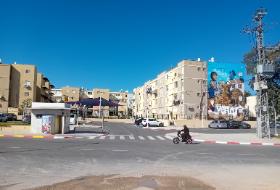 Sderot. Na przystanku autobusowym znajduje się schron.