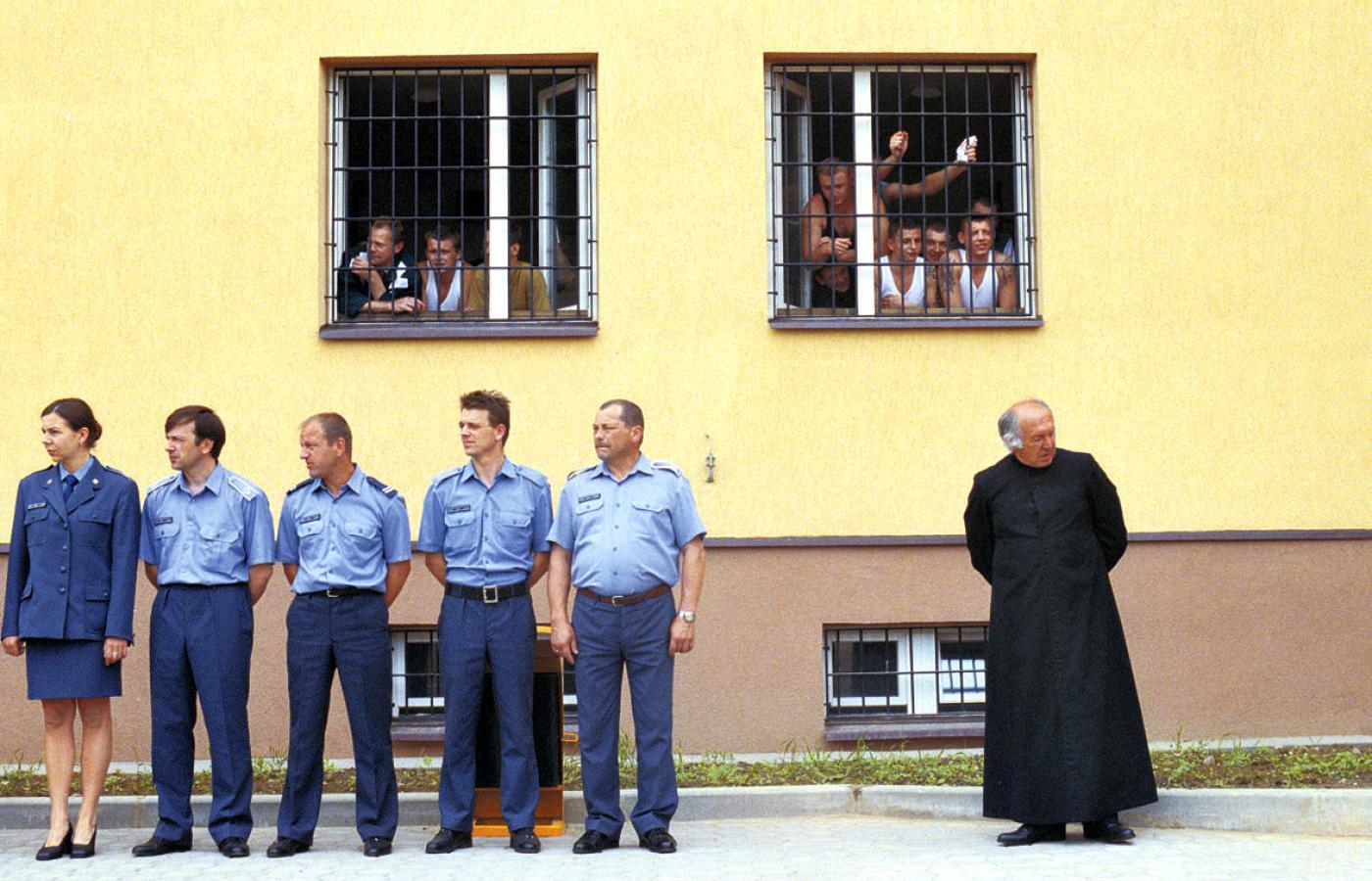 Personel zakładu karnego w Grądach. Pracuje tu tylko 15 osób ze wsi (fotografia z uroczystego otwarcia w 1999 r.)