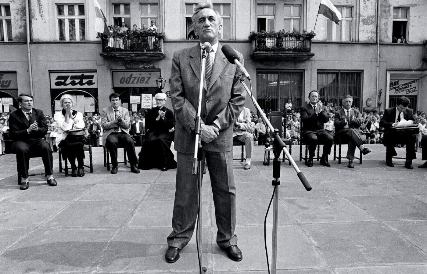 Konflikt między działaczami Solidarności odbił się na kampanii przed wyborami prezydenckimi. Tadeusz Mazowiecki w Kaliszu, 1990 r.