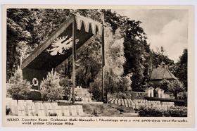 „Niech tylko moje serce schowają w Wilnie, gdzie leżą moi żołnierze, co w kwietniu 1919 r. mnie jako wodzowi Wilno jako prezent pod nogi rzucili...”. Życzenie spełniono 12 maja 1936 r., składając je razem z prochami matki na Rossie.
