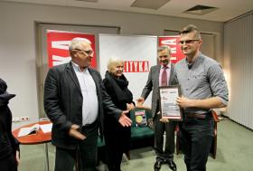 Piotr Michalik przyjmuje gratulacje od Wiesława Władyki, Jerzego Baczyńskiego i Elżbiety Kępińskiej, żony Mieczysława F. Rakowskiego.