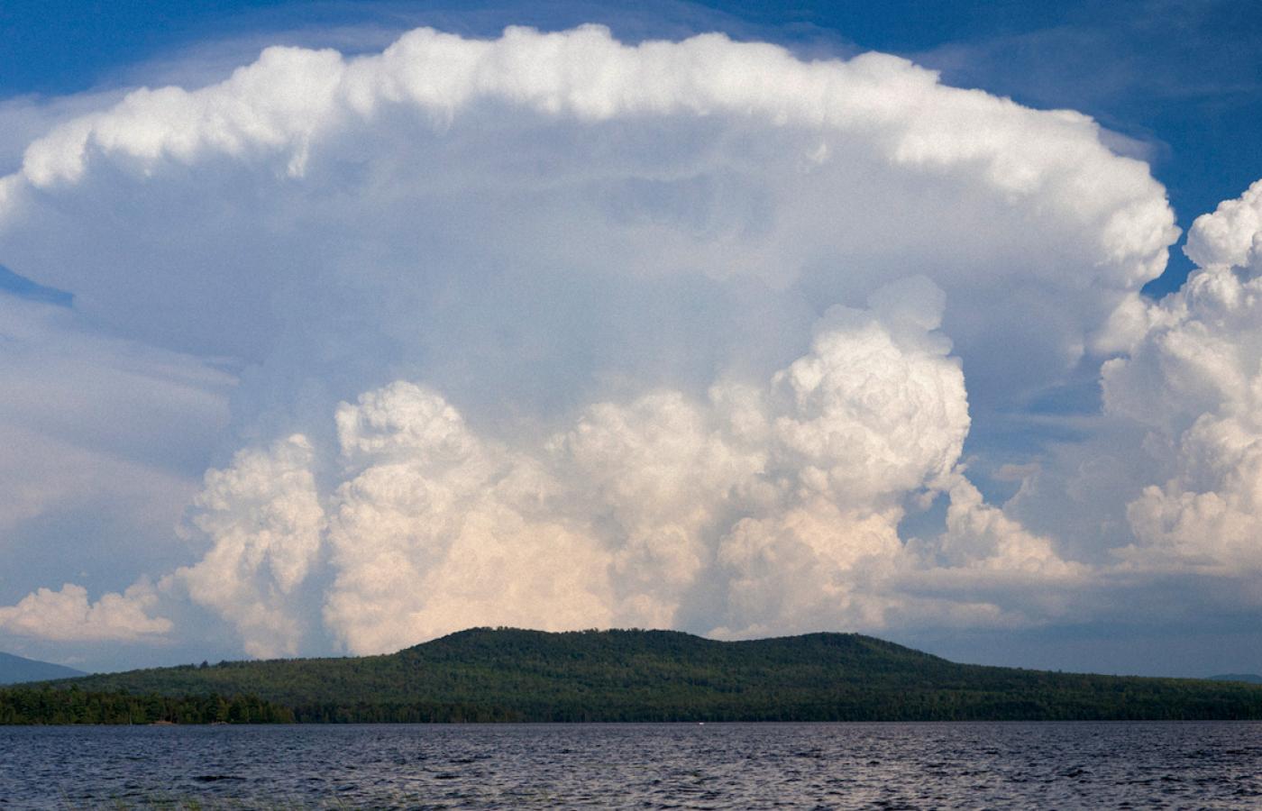 Gdy Cumulonimbus przybiera kształt kowadełka, możemy być pewni burzy.
