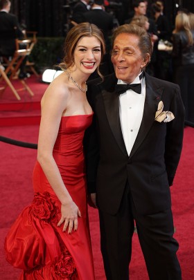 To okazja do pokazania się w najładniejszej odsłonie. Na fot. Anne Hathaway w sukini od Valentino. I Valentino we własnej osobie.