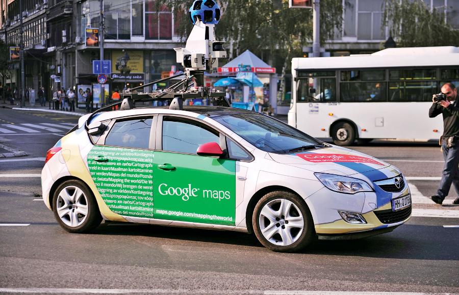Cztery lata temu do amerykańskiego sądu trafił wniosek o ukaranie firmy Google, która za pomocą takich samocho­dów do mapowania ulic w programie Google Street View ­ściągała prywatne dane z niezabezpieczonych sieci Wi-Fi. Oficjalnie był to błąd w oprogramowaniu.