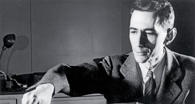 Claude Shannon prezentuje swoją mechaniczną mysz, która umiała pokonywać labirynt już po jego jednorazowym przejściu.