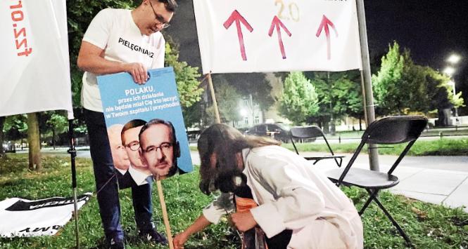 Medycy protestują w białym miasteczku przed kancelarią premiera Mateusza Morawieckiego.