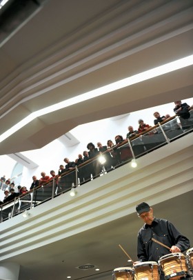 Kompozytor podczas wykonania „Music for 18 Musicians” w Kolonii, styczen 2009 r.