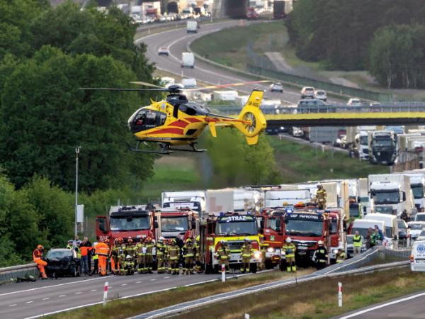 Wypadek na autostradzie A2 i Lotnicze Pogotowie Ratunkowe w akcji