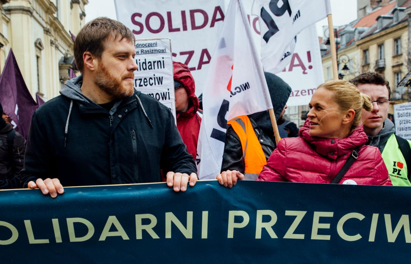 Adrian Zandberg i Barbara Nowacka podczas demonstracji antyrasistowskiej w 2017 r.