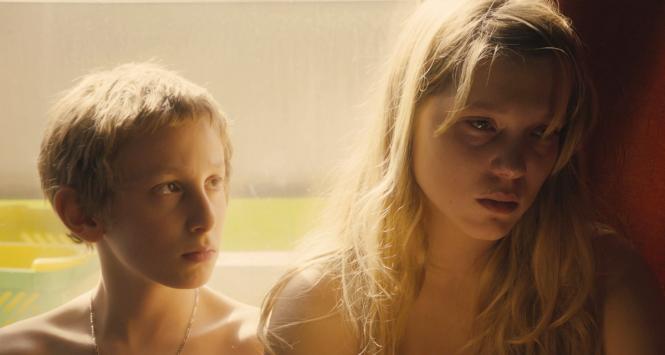 „L’enfant d’en haut” to drugi w karierze film Ursuli Meier. Reżyserka jest wyraźnie pod wpływem społecznego kina braci Dardenne. Na zdj. kadr z filmu.