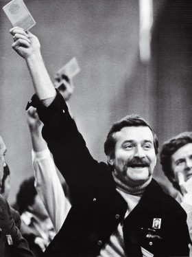 Lech Wałęsa głosuje podczas obrad.