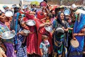 Indie, protest antyrządowy spowodowany brakiem żywności.