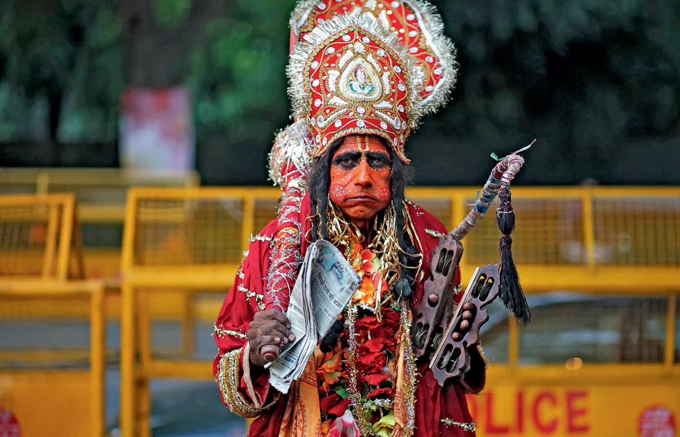 Zwolennik rządzącej BJP w stroju króla małp Hanumana, oddanego sługi Ramy, przed siedzibą partii w Delhi