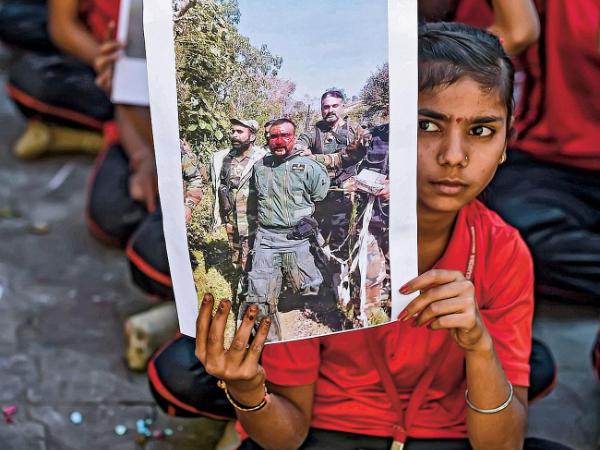 Ahmedabad, hinduscy uczniowie z fotografiami zestrzelonego pułkownika Abhinandana.