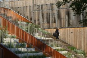 Redaktor naczelny Jerzy Baczyński podczas oględzin efektów pracy medusa group.