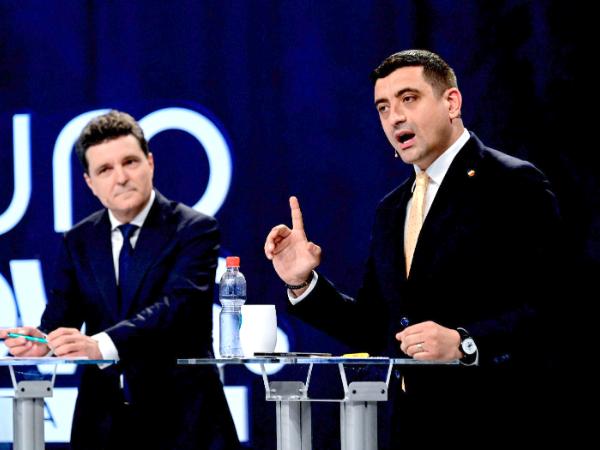 Nicușor Dan (z lewej) i George Simion, debata wyborcza z 8 maja 2025 r.