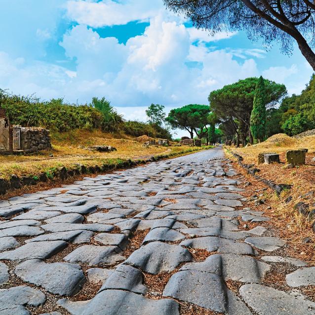 Via Appia z IV w. p.n.e., najstarszy rzymski trakt, łączący Wieczne Miasto z Kapuą.